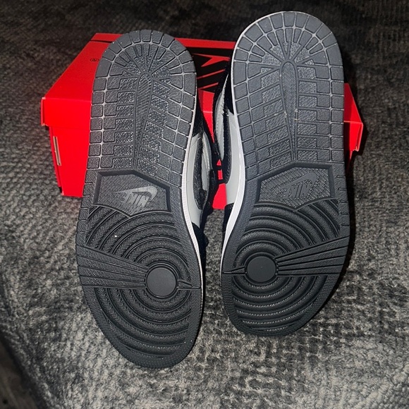 Nike Women’s Black/Gray High-Top Retro 1s - Picture 5 of 6